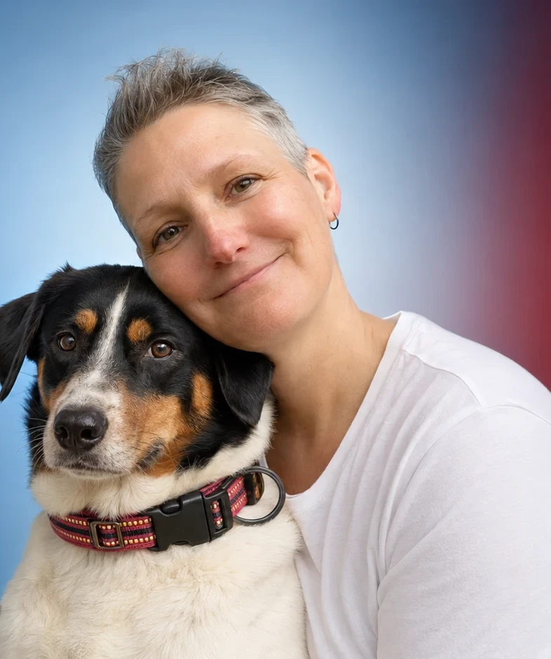 Manuela Lenk mit Hund – Botschaft Abend